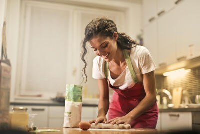 Quali sono le dimensioni per realizzare un grembiule da cucina da donna?
